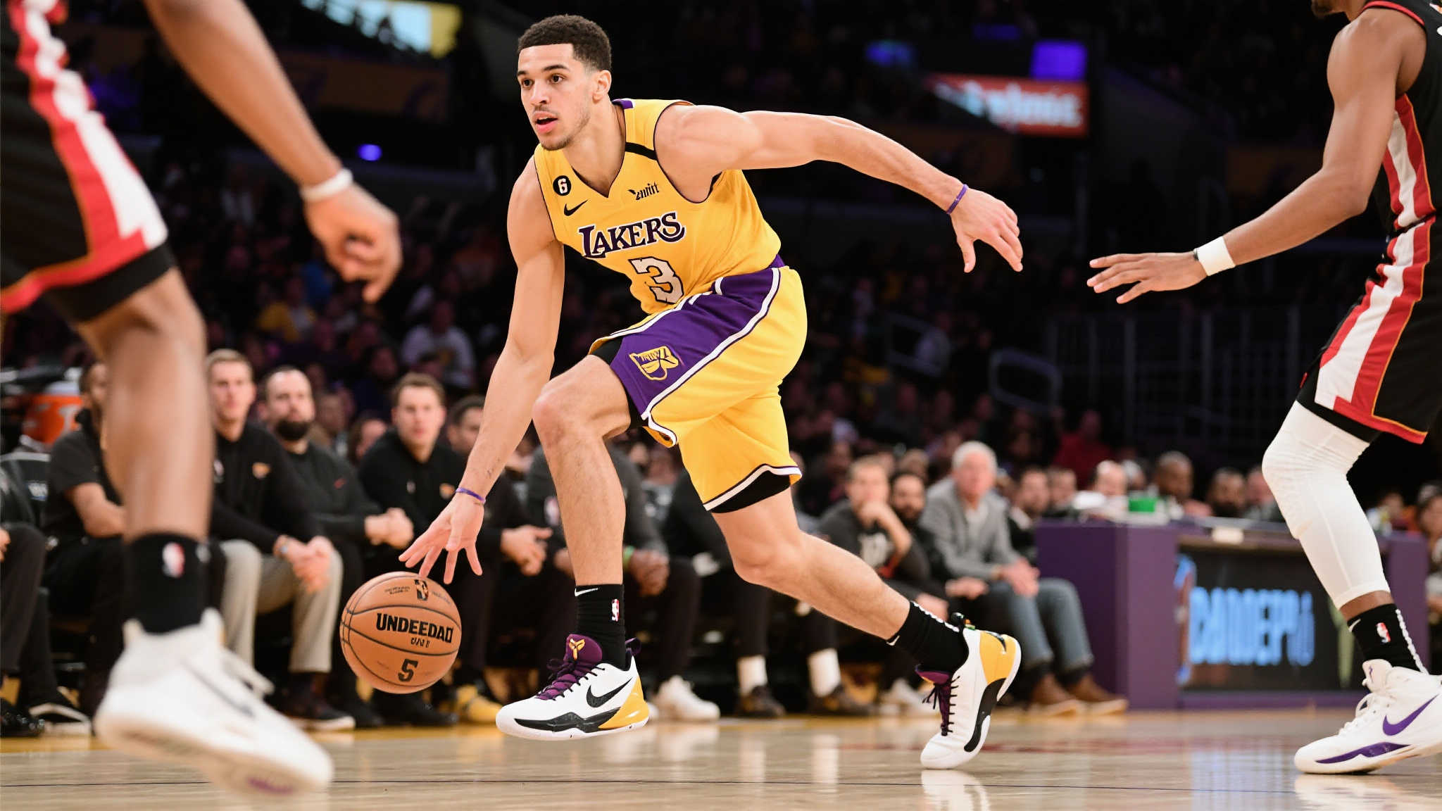 卡鲁索脚踩Undefeated联名科比5，轰下10分并强摘3次球权